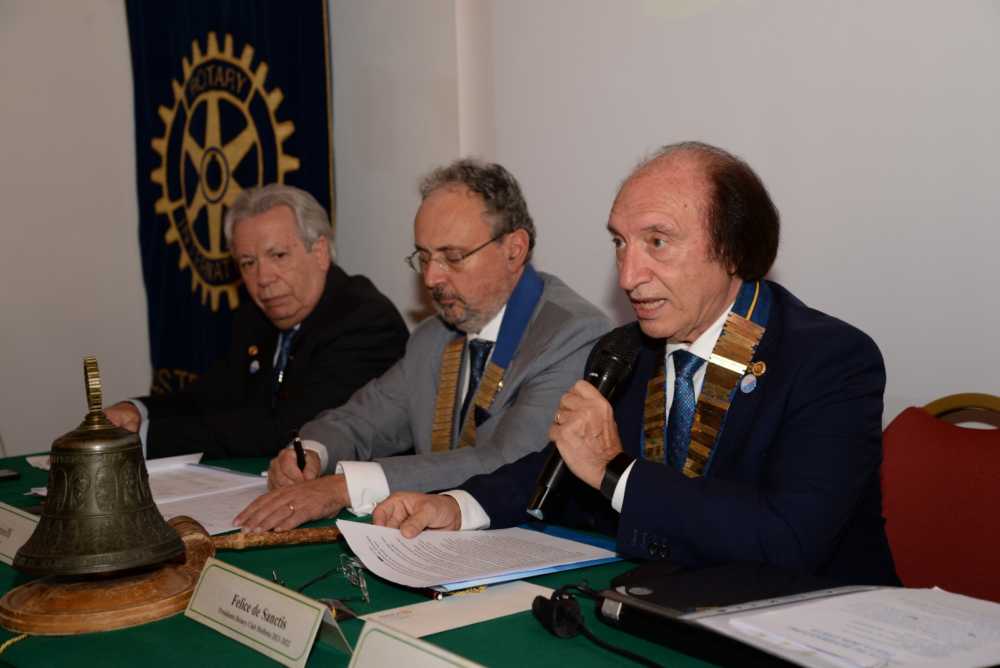 Da sinistra: l'assistente del Governatore Costantino Fuiano, il Governatore Gianvito Giannelli, il presidente del Club di Molfetta Felice de Sanctis