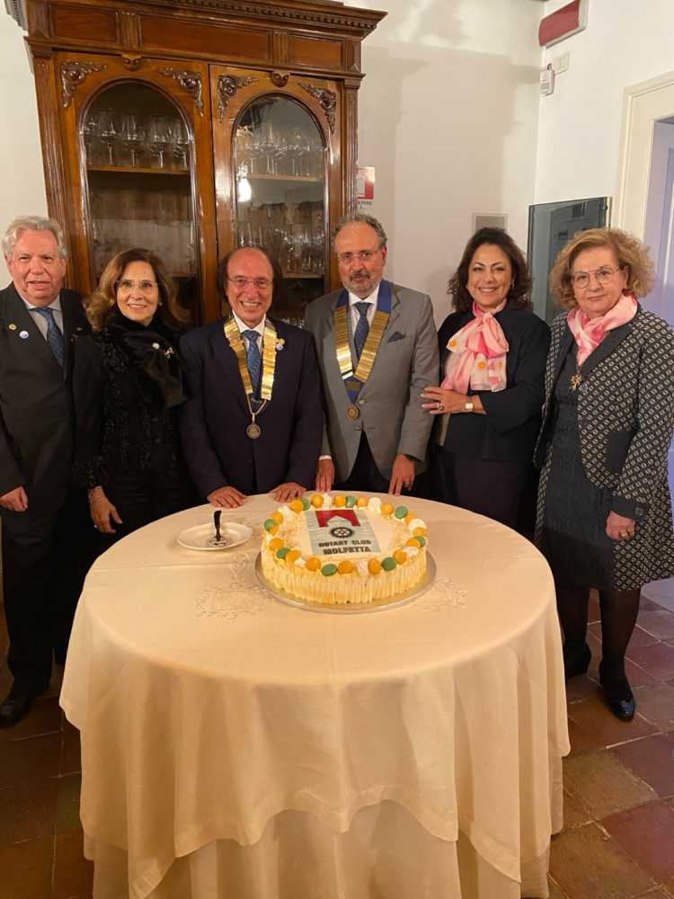 La torta della Festa della Carta per i 49 anni del Club di Molfetta. Da sinistra Fuiano, Adelaide Altamura moglie del presidente del Club, Felice de Sanctis, Gianvito Giannelli e signora Lilly Ginefra, Anna Palombella