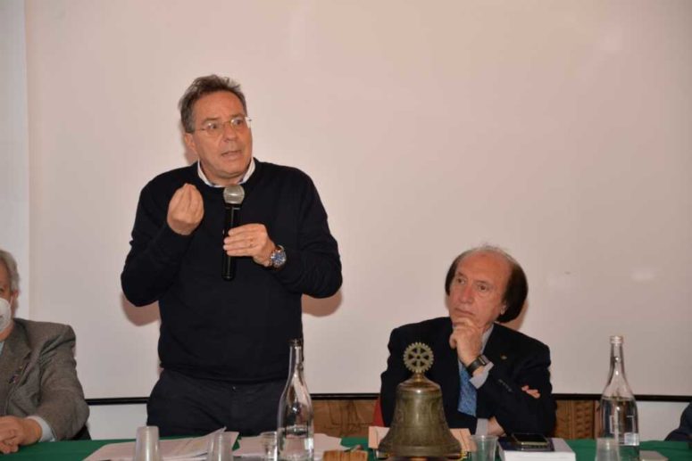 Santità è convivialità delle differenze. Si parla di don Tonino al Rotary di Molfetta con Giancarlo Piccinni Presidente della fondazione dedicata al Vescovo Venerabile